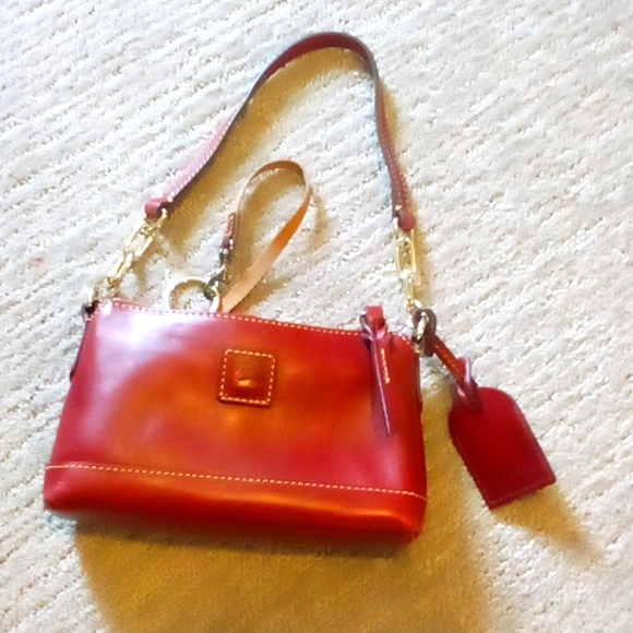 Dooney burgundy leather & gold chain shoulder bag EUC 9" X 5" X 2" - Picture 3 of 9